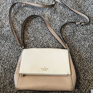 Kate Spade Cream Purse. Excellent condition and cute with any outfit!